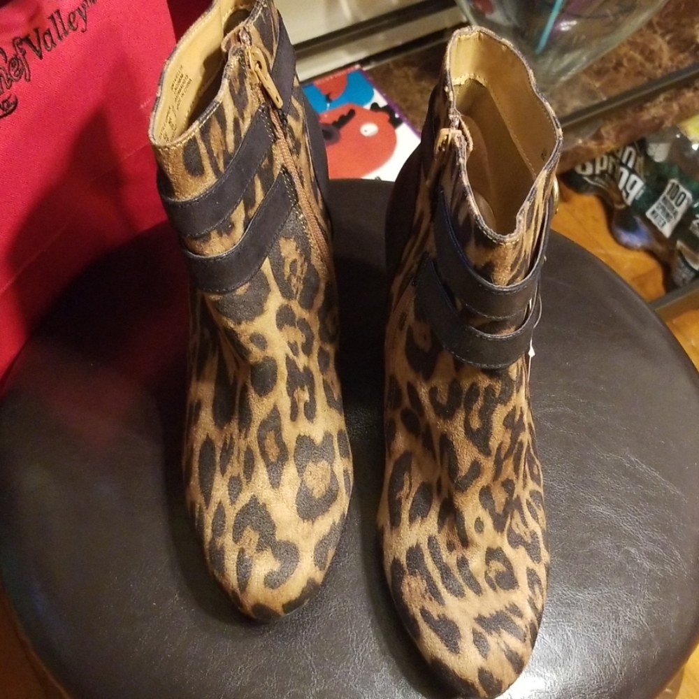 **NEW Women Leopard Wedge Boots